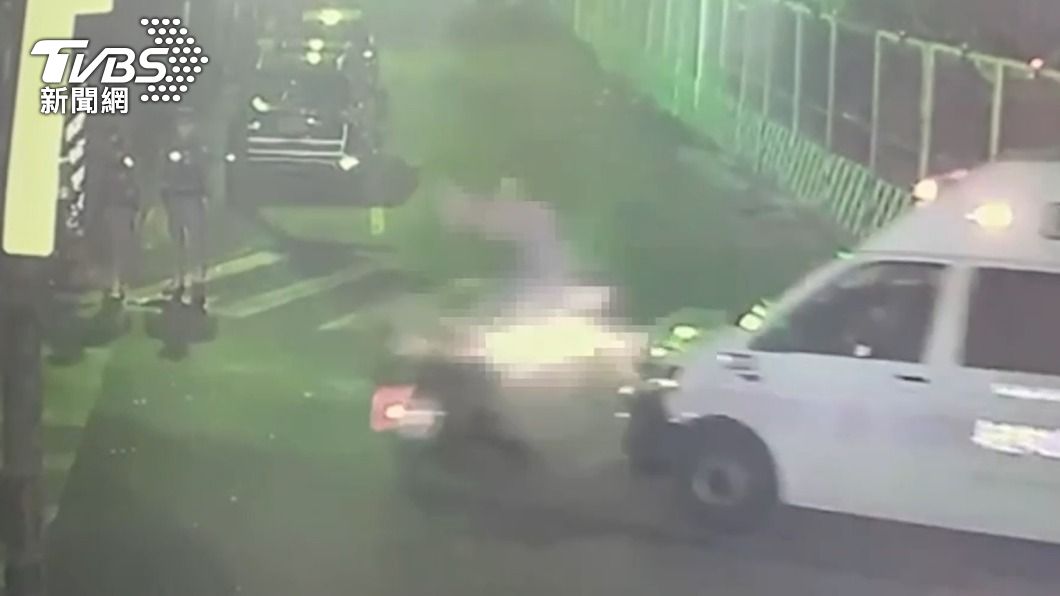 救護車與機車擦撞。(圖/TVBS)