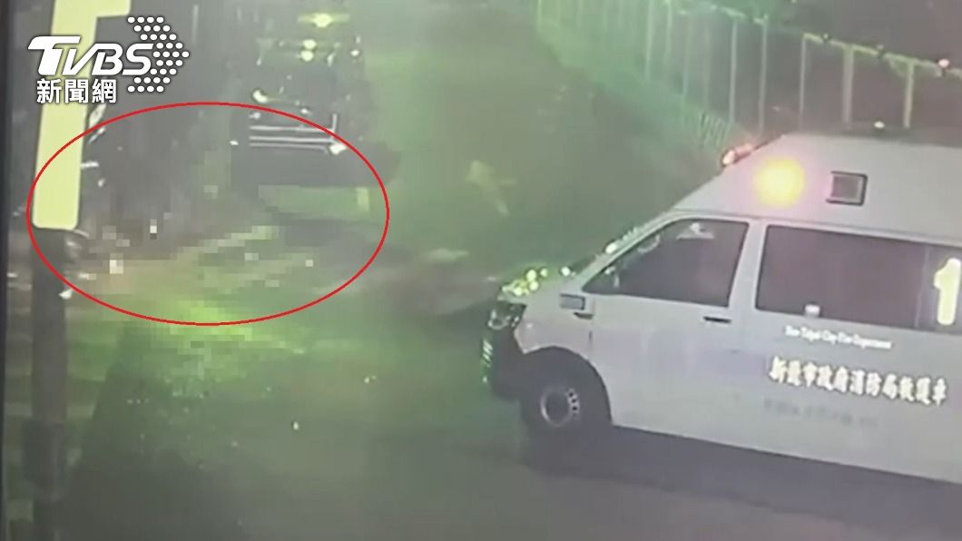機車滑行後撞倒林姓警員,造成其顱內出血。(圖/TVBS)