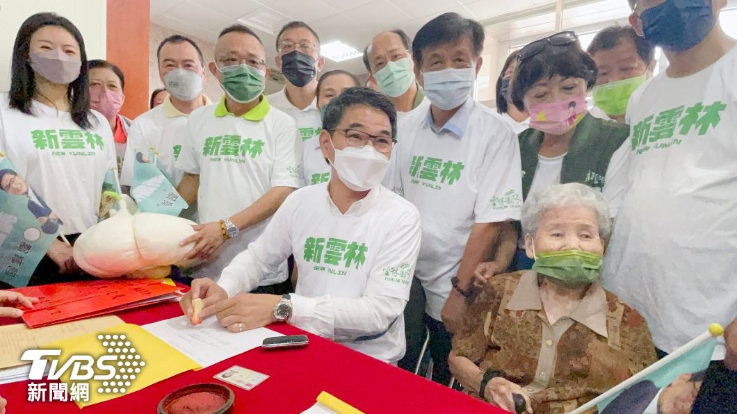 96歲支持者陪登記參選雲林縣長　劉建國喊打拚新未來