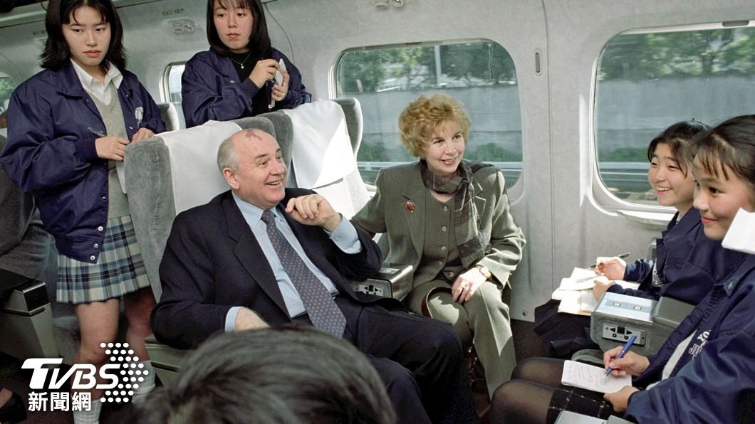 卸任後的戈巴契夫(中左)1995年與妻子訪問日本,體驗新幹線列車並與當地女學生互動。(圖/達志影像美聯社)