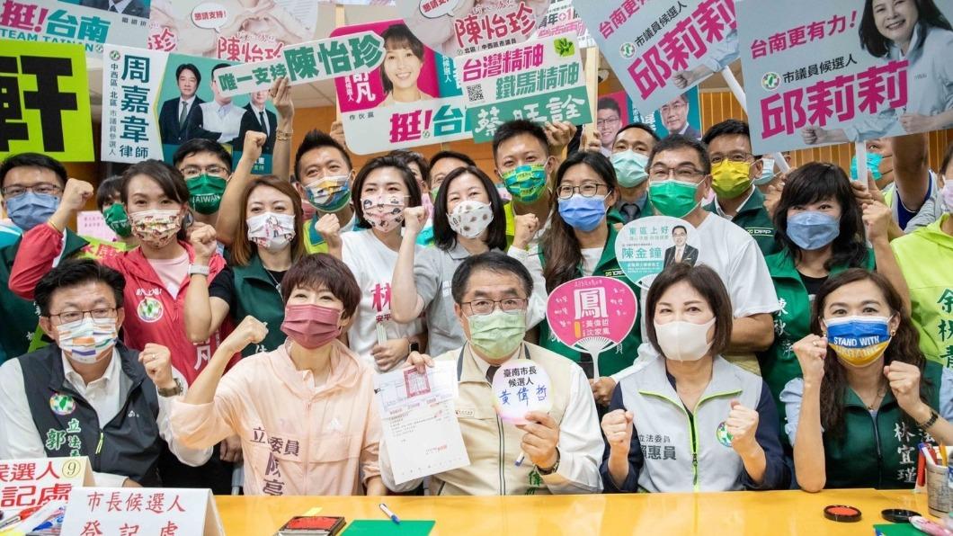 黃偉哲今登記參選 「台南隊」全員到齊展現團結氣勢