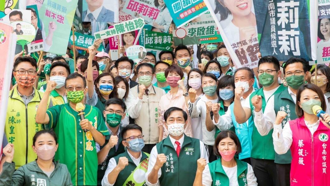 台南市長黃偉哲今（31日）前往南市選舉委員會登記參選，台南隊全員到齊，展現團結一心的氣勢。（圖/黃偉哲競辦提供）
