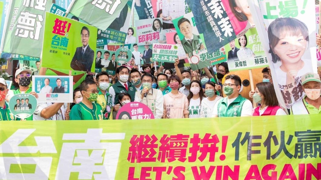 黃偉哲今登記參選，台南隊全員到齊，展現團結一心的氣勢。（圖/黃偉哲競辦提供）