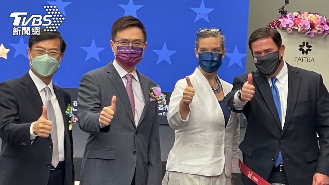（左起）經濟部次長陳正祺、貿協董事長黃志芳、處長孫曉雅、亞利桑那州長杜希。（圖／王翊綺攝）