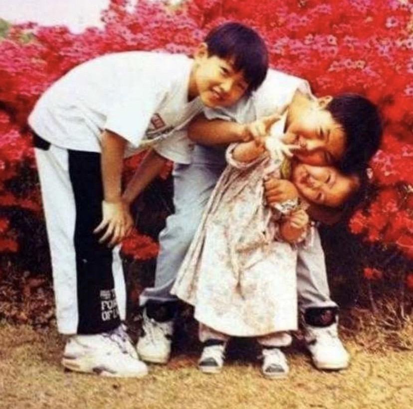 左起宋仲基3兄妹從小感情就相當好。（圖／IG@vipsong）