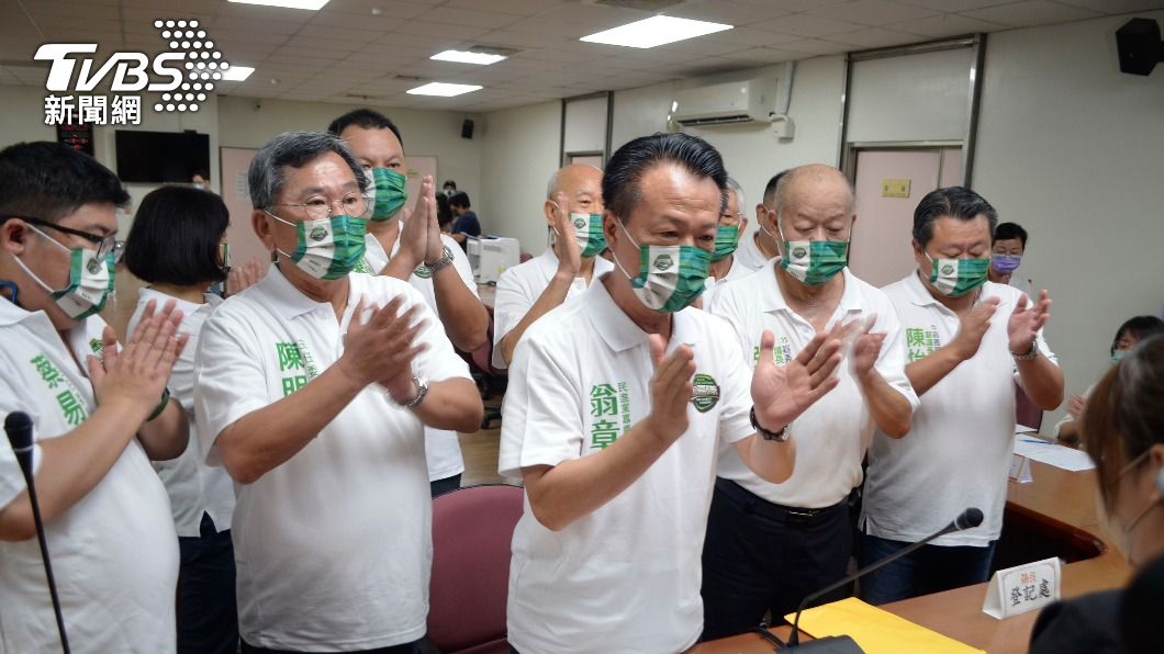 同天登記參選嘉義縣長 翁章梁、王育敏各自造勢