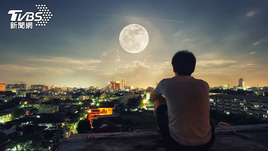 天文奇景超級藍月將至。(示意圖/Shutterstock達志影像)
