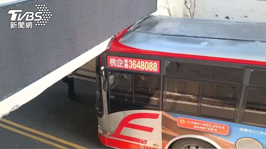 客運駕駛路況不熟卡地下道口