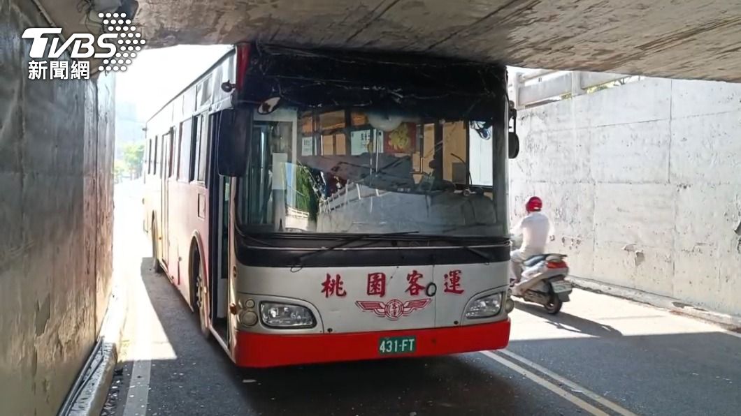  客運駕駛路況不熟卡地下道口