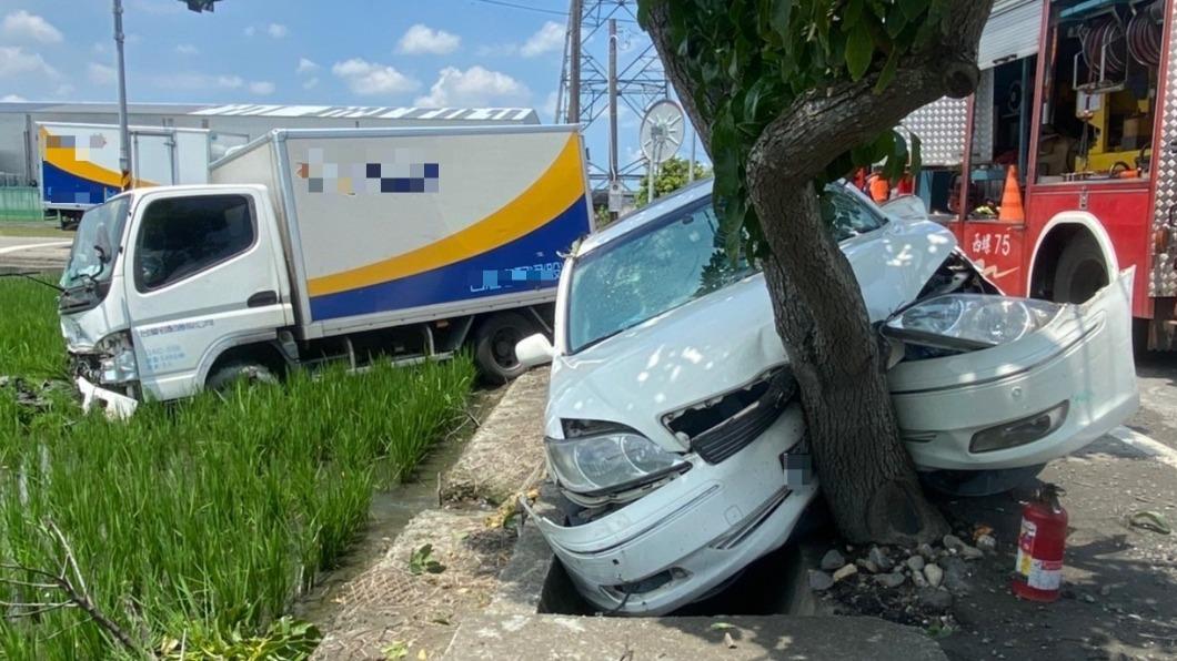 獨/宅配車撞轎車後「暴衝入田」 女駕駛撞樹墜溝昏迷住院