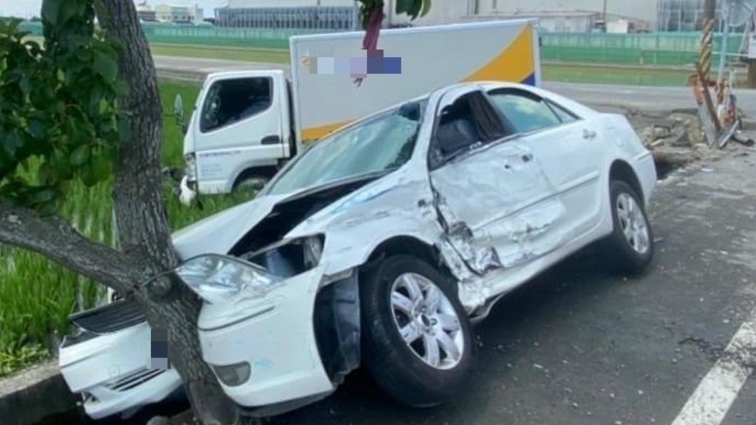 蔡女的車撞樹且半邊墜溝。（圖／和心派出所提供）
