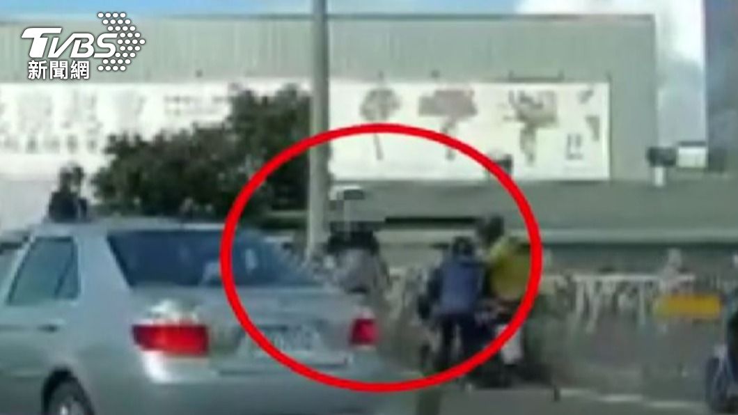 通緝犯擔心被捕,撞擊後棄車逃逸。(圖/TVBS資料畫面)