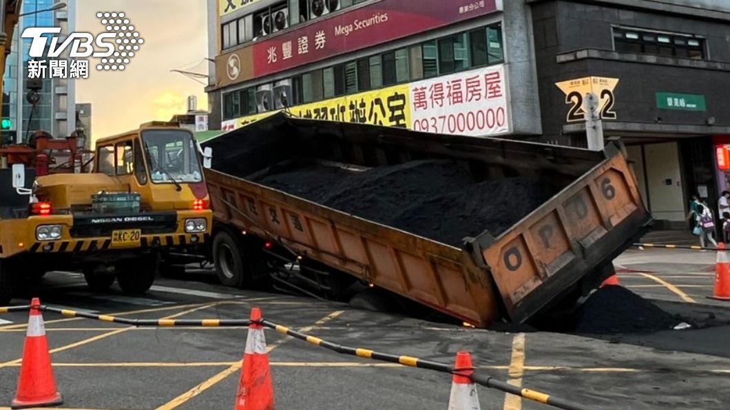 景美捷運站前「輪陷」了!曳引車載滿瀝青壓毀地下箱涵險併軌