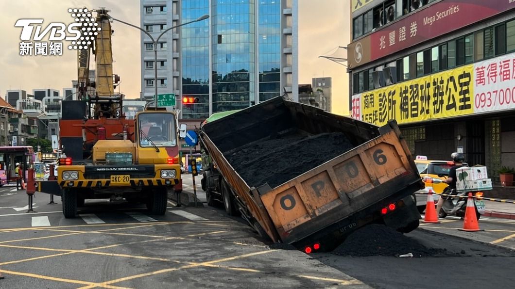 曳引車上載滿瀝青。（圖／TVBS）