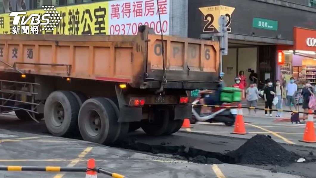 吊車協助將曳引車吊起。（圖／TVBS）