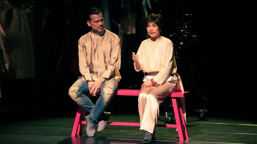 唐美雲（右）與台新表演藝術獎得主陳武康合作。（圖／民視提供）