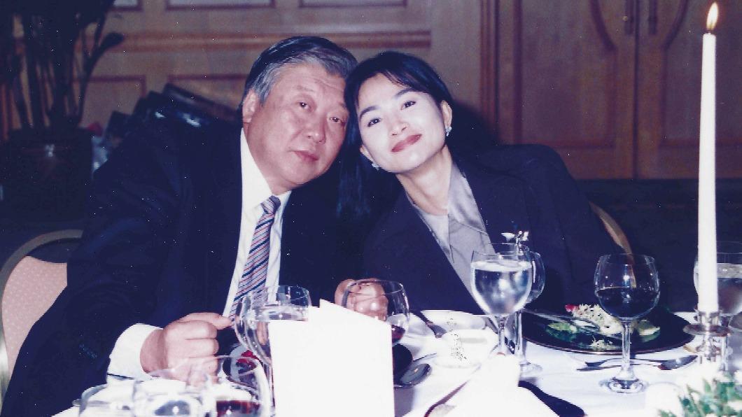 鳳飛飛昔日放閃照曝光!兒爆料當年被丟包「爸媽去法國玩」