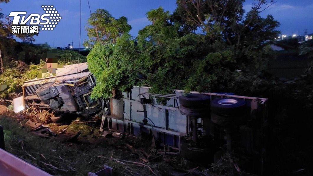 國一民雄2車禍!槽車、貨車衝邊坡 駕駛意識模糊卡車內