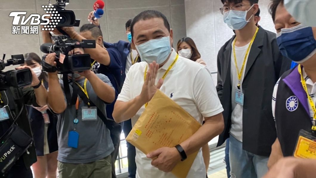 新北市長侯友宜今（1）日午9點登記參選新北市長選舉，正式投入年底的九合一選戰。（圖／TVBS）