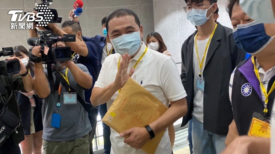 新北市長侯友宜表示，就政見、政策上，會跟張善政一起並肩作戰、團結在一起。（圖／林至柔攝）