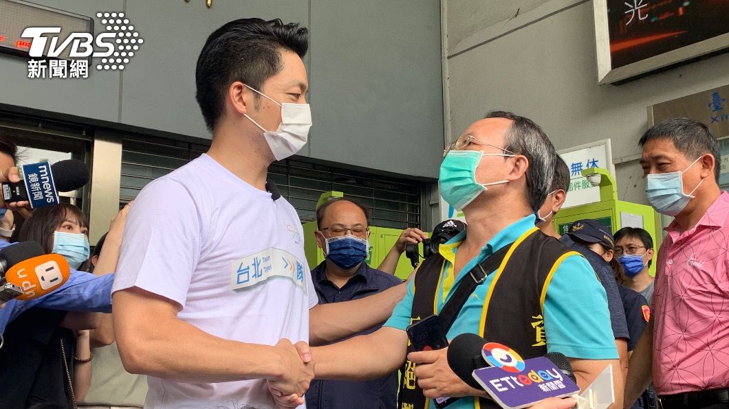 「陳情男」又來了！陳時中場遭架離　蔣萬安登記參選急上前安撫