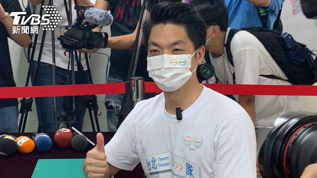 國民黨台北市長參選人蔣萬安登記參選,遇上陳情男子。(圖/TVBS)