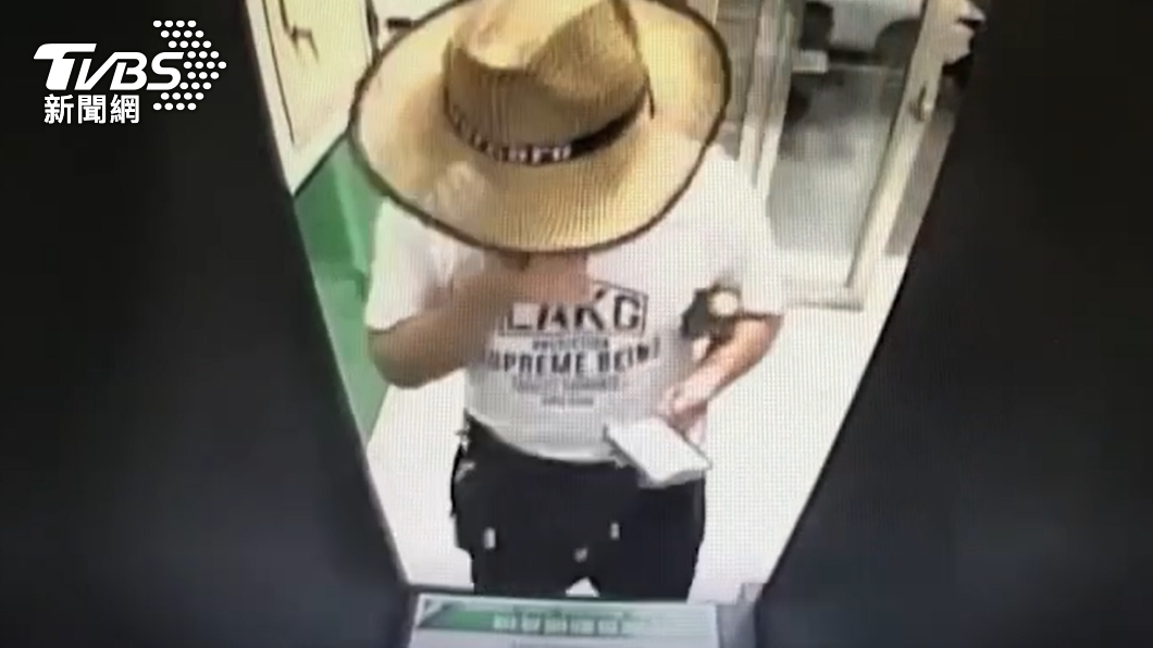 車手狂領48次！「戴草帽」變裝操作ATM　反被警秒認出
