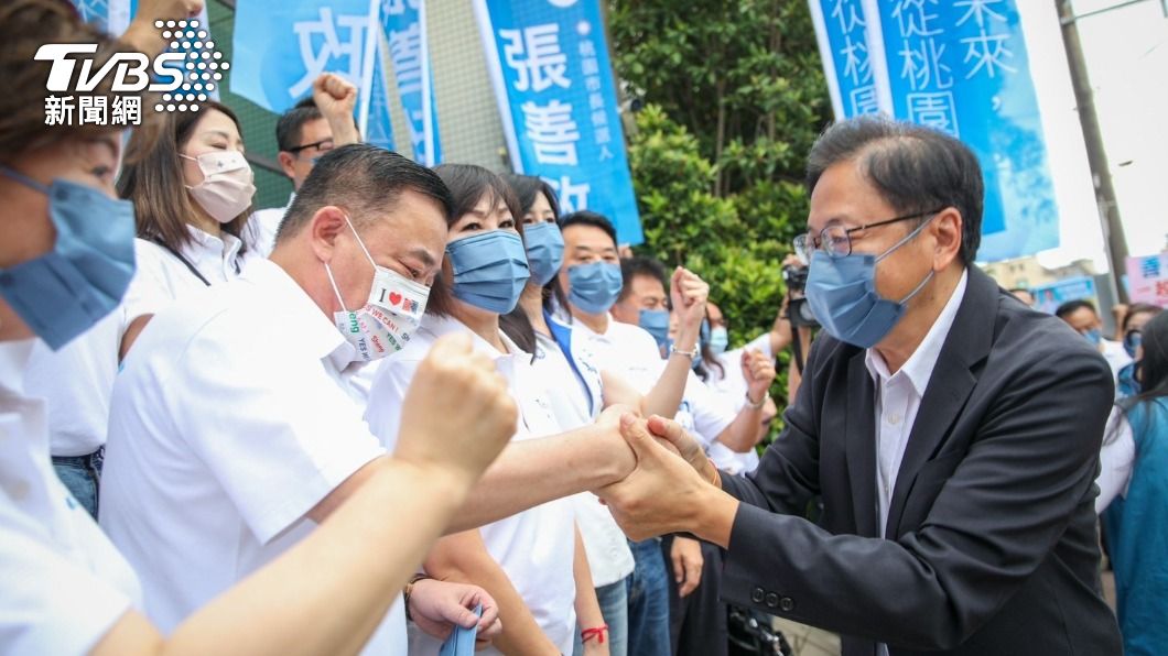 張善政與桃園市議會議長邱奕勝握手。（圖／張善政競辦提供）