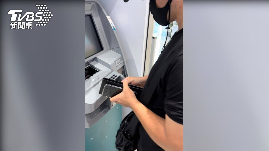 陳男進出48次超商操作ATM。(圖/TVBS)