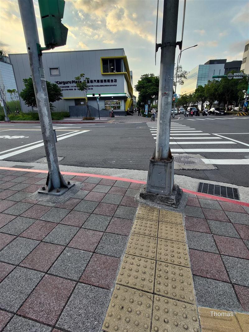 原PO質疑導盲磚設計有瑕疵,直言真的太瞎。(圖/翻攝自路上觀察學院臉書)