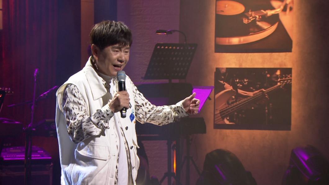 黃西田在節目上演唱經典歌曲。(圖/年代提供)