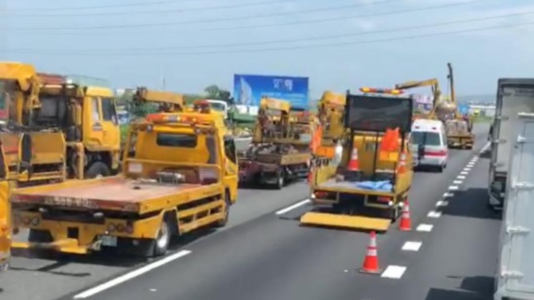 聯結車在國一北上彰化路段翻覆。（圖／翻攝自記者爆料網）