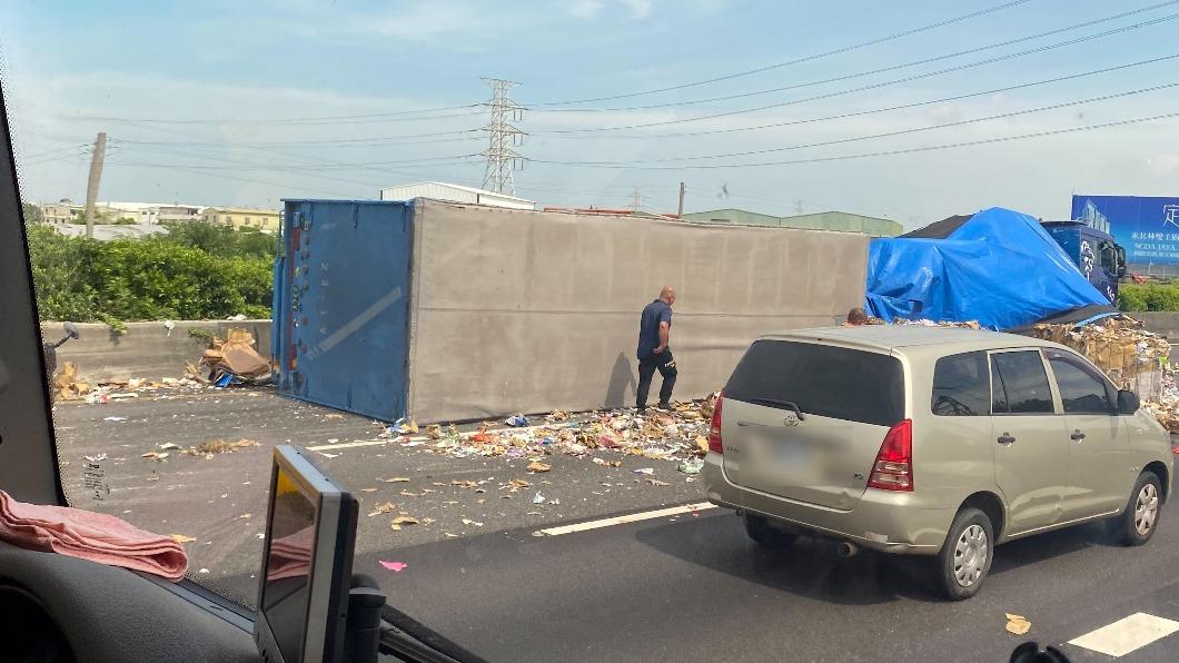 疑爆胎翻覆!聯結車貨物灑滿地 國一北上彰化路段大塞車