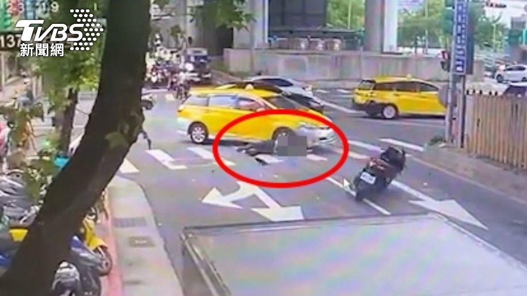 內側計程車突然右轉！直行騎士剎車不及　猛撞摔進車底