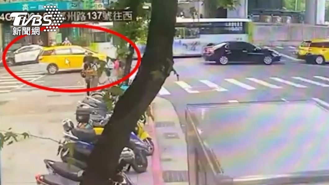 計程車原先在內側車道直行。(圖/TVBS)