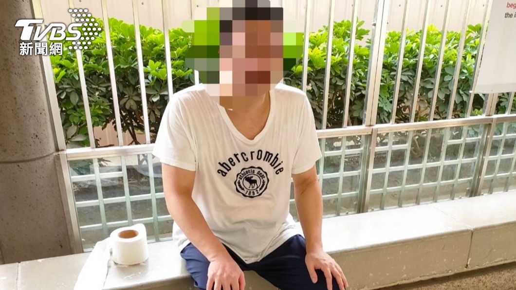 被捕男子坐在捷運站。（圖／TVBS）