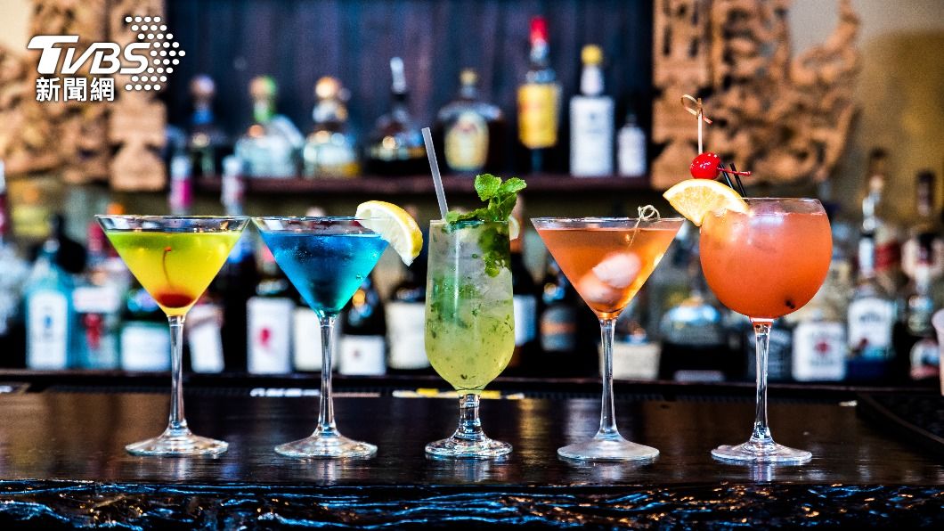 深色酒的宿醉狀況會比淺色酒更嚴重。（示意圖／shutterstock達志影像）