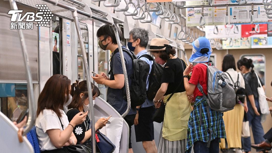 有網友表示在電車上這樣做會被當成恐怖份子。(圖/達志影像美聯社)
