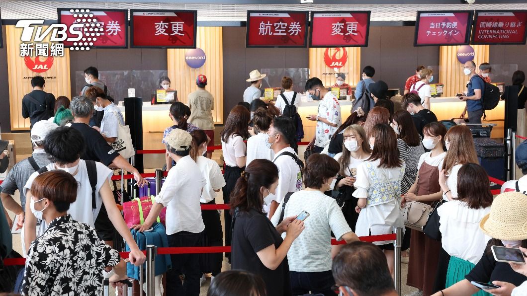 軒嵐諾襲沖繩!那霸機場擠滿旅客 民眾湧入超市狂掃貨