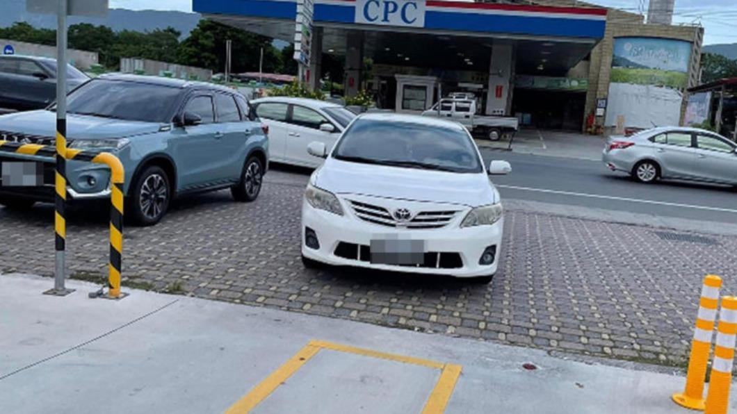 停車場車位不停!民眾擋賣場入口 網喊:見識淺薄