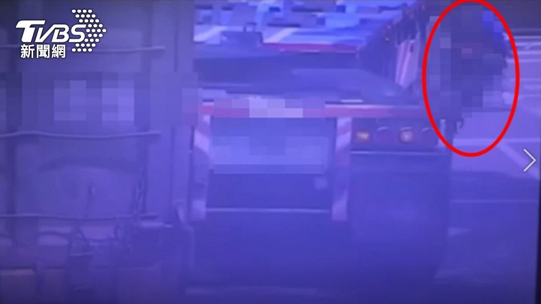 騎士遭捲車底。(圖/TVBS)