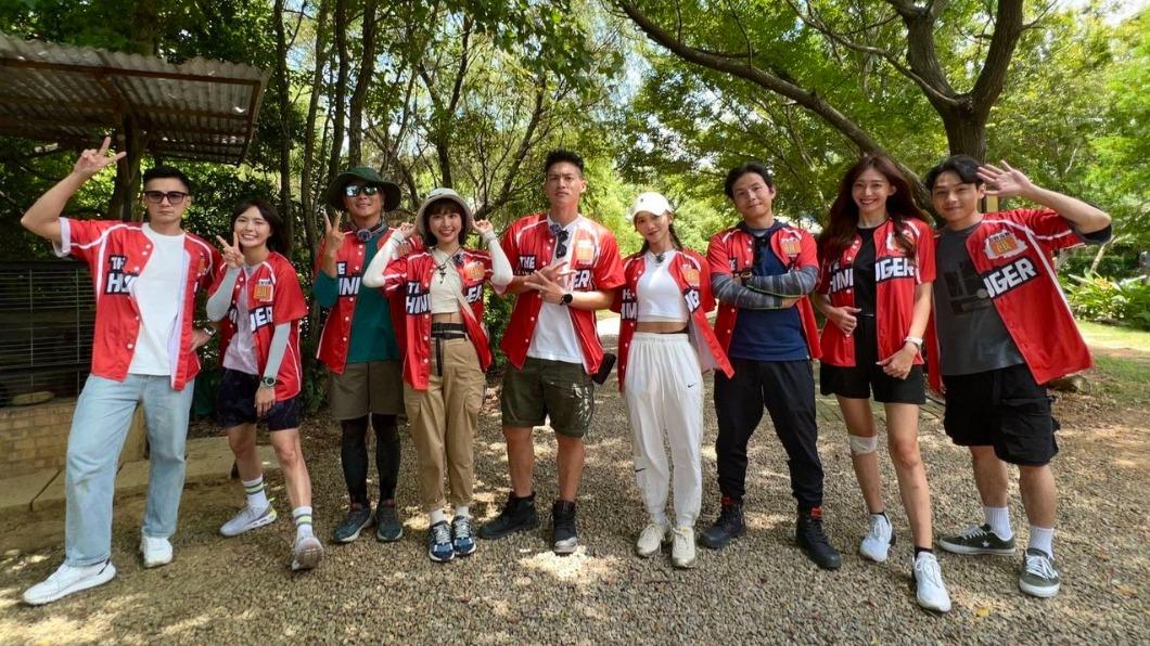 是元介(左起)、黃沐妍、王仁甫、峮峮、許孟哲、蔡黃汝、孫協志、王心恬和顏佑庭出外景。(圖/中視提供)