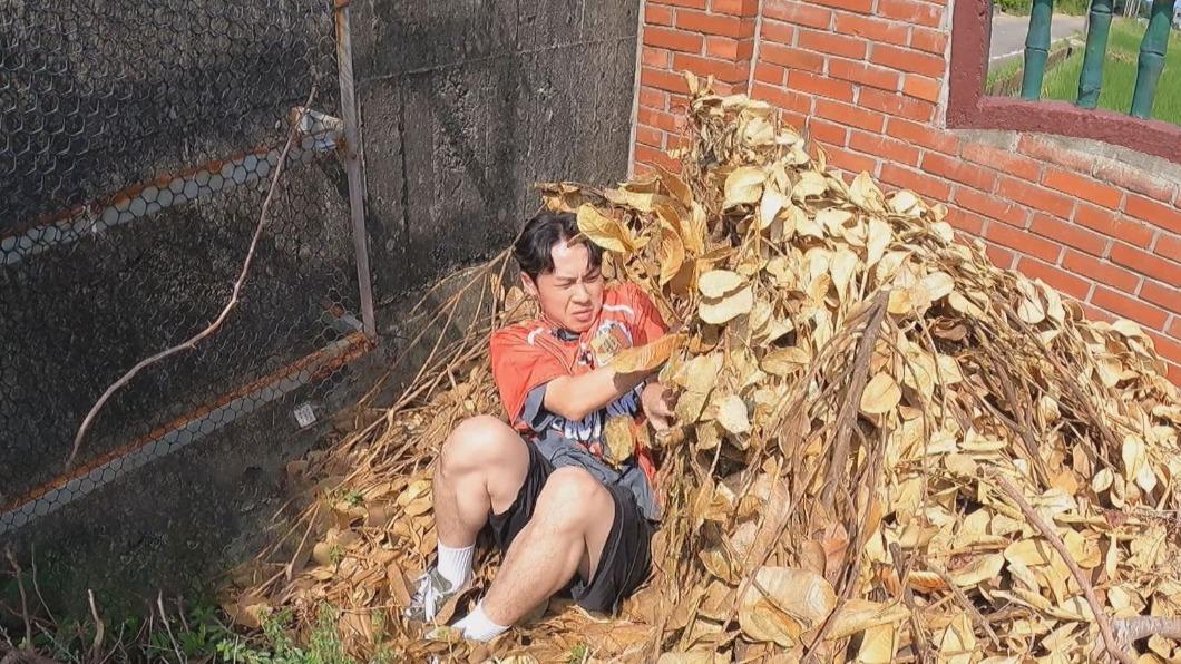 顏佑庭用樹枝蓋住身體。(圖/中視提供)
