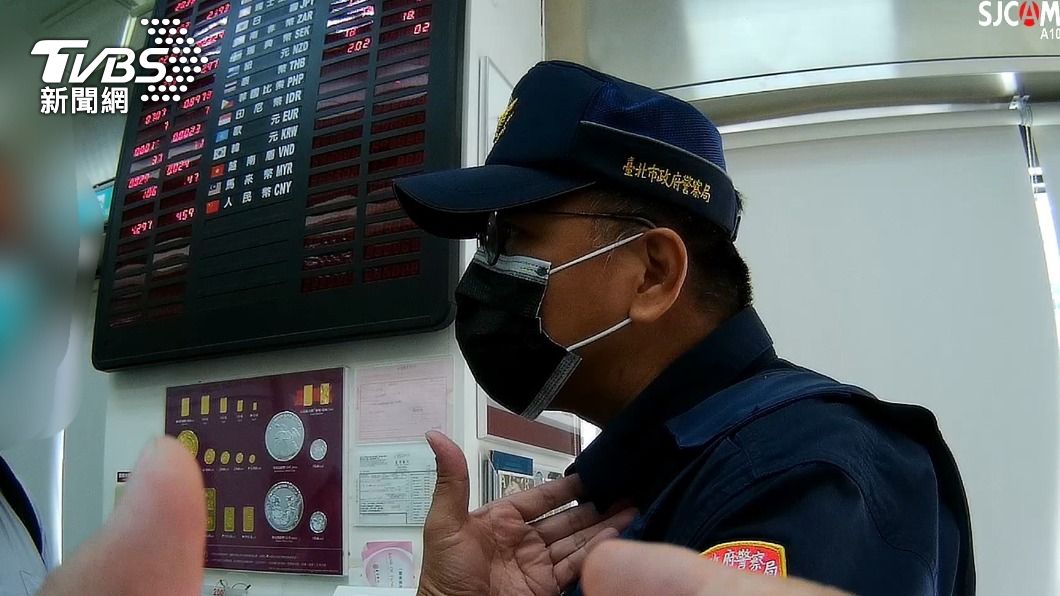 銀行行員發現男子欲提領大筆款項,擔心有異通知員警到場。(圖/TVBS)
