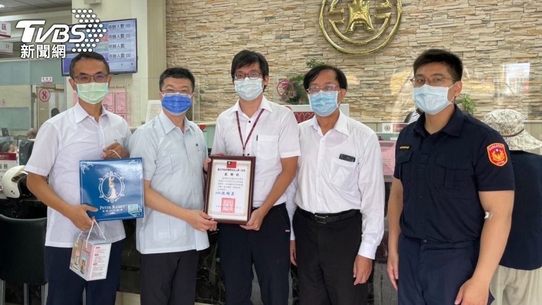 轄區分局警方前往銀行頒獎,感謝行員機警通報阻詐。(圖/TVBS)