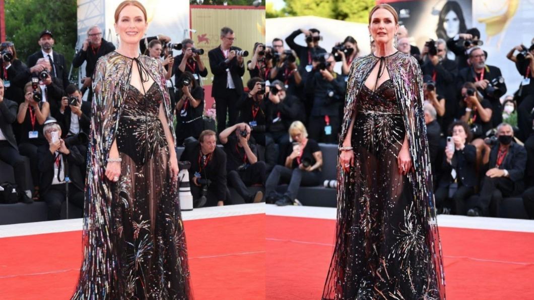茱莉安摩爾(Julianne Moore)服裝驚豔全場。(圖/翻攝自推特)