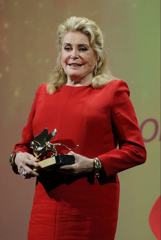 78歲影后凱薩琳丹妮芙(Catherine Deneuve)獲終身成就獎。(圖/翻攝自推特)