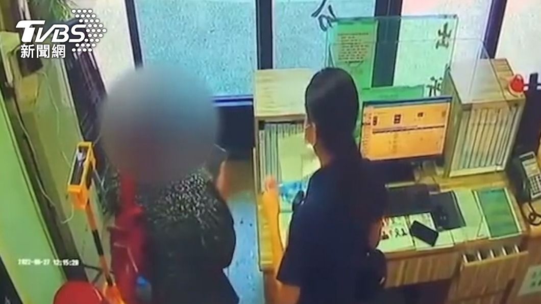 焦急母親到派出所求助。(圖/TVBS)