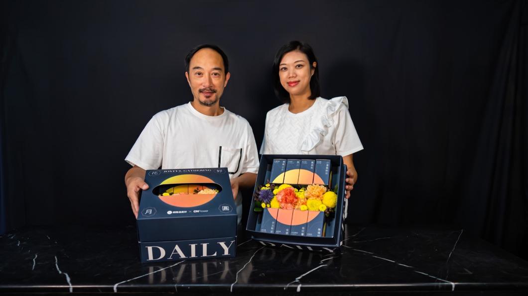 大數據公司營運長蔣志薇(右)攜手頂級花藝美學品牌CNFlower西恩創辦人凌宗湧老師(左)推出秋節限定禮盒。圖/大數據公司提供