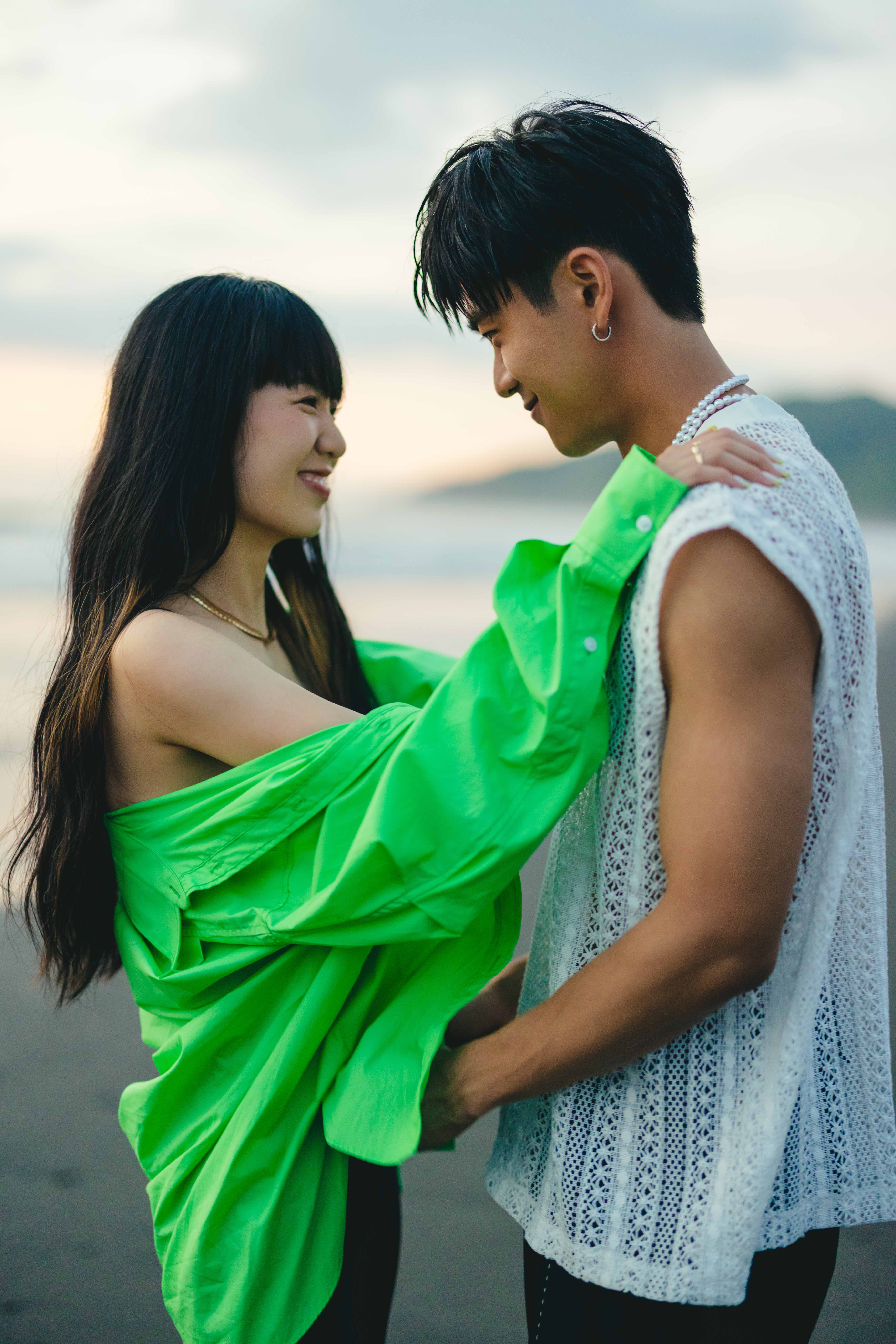 廖柏雅(右)與孫盛希拍〈Weekend Boyfriend〉MV,兩人互動甜蜜。(圖/華納提供)
